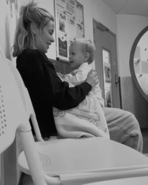 Daniela Martins Instagram - Un jour tu oublieras que je t’ai tenu la main pour que tu t’endormes ou parce que tu avais mal. Tu oublieras mes doutes, mes craintes et mes larmes. Tu oublieras peut-être mes cris aussi. Tu oublieras peut-être même de m’appeler. Mais moi je n’oublierai rien. Et même quand tu oublieras de m’appeler je regarderai mon téléphone en attendant ton appel 🤍

=> 2ème photo le gros vomito sur Maman (mon pantalon en est témoin 😅) en arrivant aux urgences 
=> 3ème photo 2h du matin dans la salle d’attente des urgences à l’occuper entre deux bâillements 

#maman #viedemaman #monbebe
