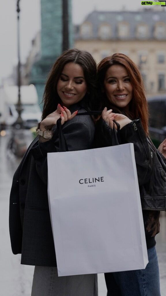 Daniela Martins Instagram - CONCOURS SAC CÉLINE 🤩 On vous gâte aujourd’hui avec ce magnifique sac CÉLINE luggage nano d’une valeur de 2200 euros ! Pour tenter de le gagner, il te suffit : - de commenter ce post en taguant autant d’amis que vous voulez (un comm un tag. Lâchez-vous) - ⁠de suivre @martinsdaniela et @chloe_letellier Bonus: repartager en story La gagnante sera contactée directement et si elle le souhaite nous pourrons venir lui remettre le sac en main propre sur Paris, l’occasion d’aller boire un café toutes les 3 ☺️ Le tirage au sort aura lieu le 31 mars ! Bonne chance à toutes ❤️