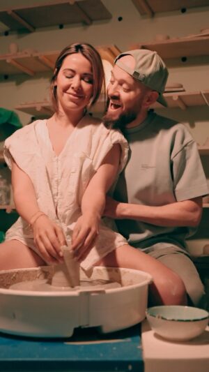 Daniela Martins Instagram - Le secret d’une longue histoire d’amour : Haleine fraîche et poterie 😆
Qui a vu le film Ghost ?

#parodontaxgencives  #parodontaxGencivesHaleineSensibilité #sponsorisé #mauvaisehaleine
En collaboration avec la marque