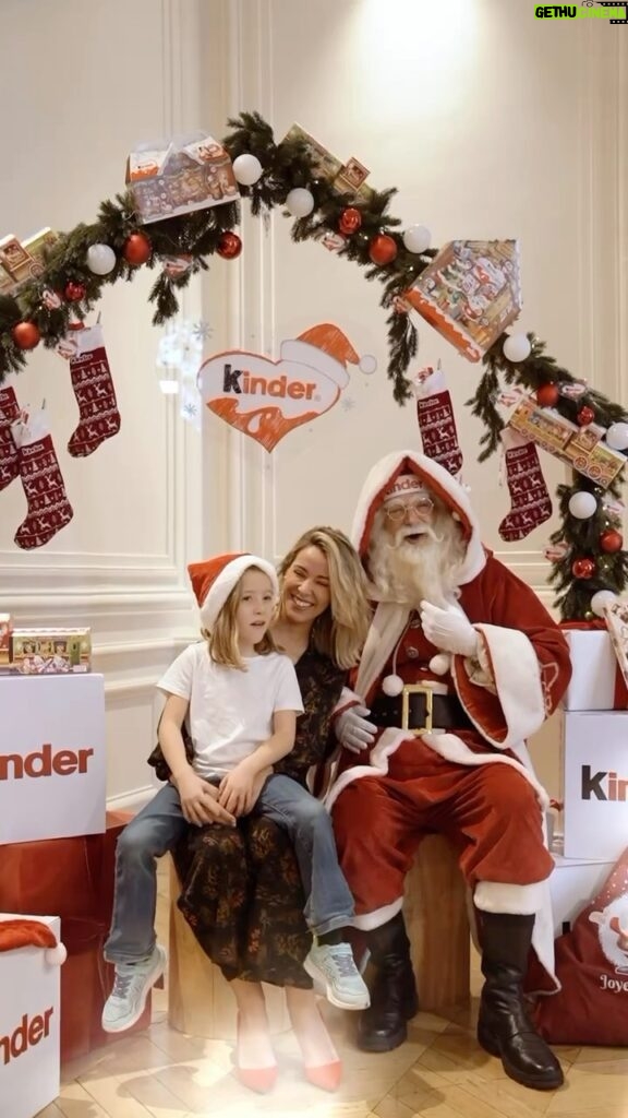 Daniela Martins Instagram - Merveilleux résumé de l’événement à la Maison @kinderfr : Du partage,des rencontres avec certaines d’entre vous, des nouveautés Kinder, des activités, des gourmandises et beaucoup de magie étaient au RDV 🤩 En exclusivité cette année, Kinder s’associe avec le Père Noël ! En scannant le QR Code au dos de votre calendrier, vous pourrez recevoir des messages vidéos personnalisés du Père Noël pour vos enfants, ainsi qu’une surprise spéciale la veille de Noël ! Remplissez leurs prénoms, leurs âges, leurs photos… et laissez le Père-Noël leur créer un souvenir inoubliable. Collaboration commerciale avec @kinderfr Pour votre santé, mangez au moins cinq fruits et légumes par jour www.mangerbouger.fr