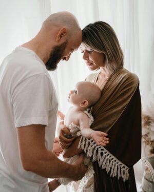 Daniela Martins Instagram - On râle parce qu’on ne nous laisse pas dormir, on râle parce qu’on a besoin de calme, on râle parce que la maison est en désordre, on râle parce qu’il veut trop les bras….
Puis on regarde cette photo et on se dit que plus tard on trouvera les nuits trop longues, la maison trop rangée. Notre dos sera incapable de te porter… Et puis le calme on l’aura mais à quel prix ? 

📷 @helinephotography 
#maternité #papamaman #parentalité #avantapresbabyboy