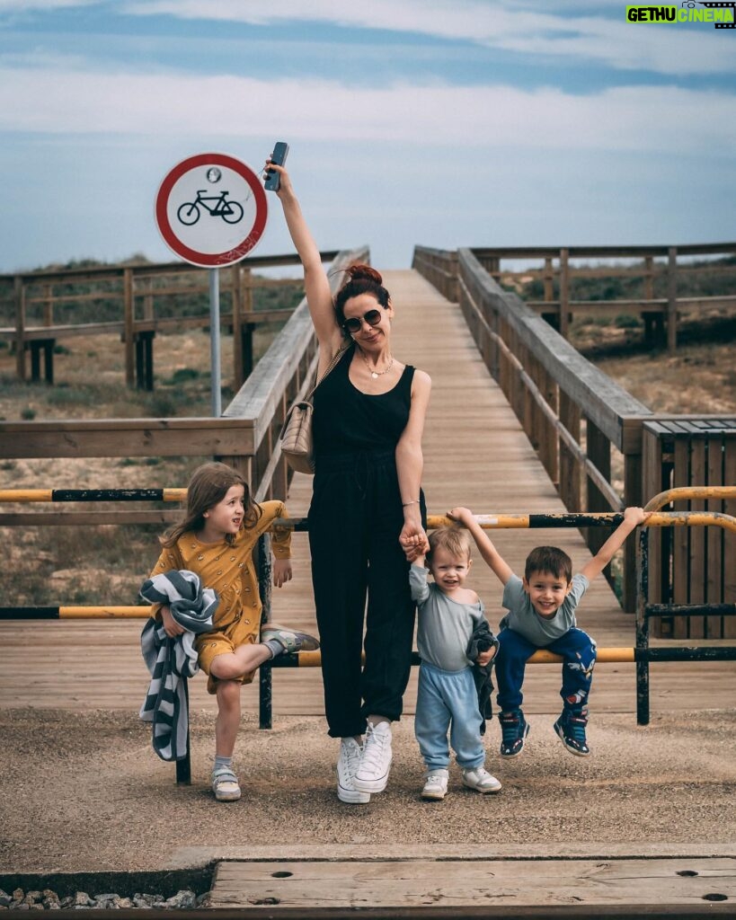 Daniela Martins Instagram - « Je ne suis pas ta copine ! » Petite précision offerte par toutes les mères de France à leurs enfants quand ces derniers prennent un peu trop la confiance 😄 Et pourtant en légende de cette photo j’avais juste envie d’écrire: « mes 3 copains et moi ! » Ambivalence maternelle Bonjours ☀️♥️