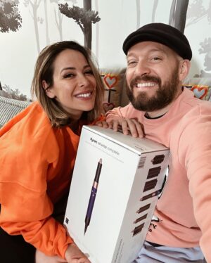 Daniela Martins Instagram - Fin du concours. Bravo @bylydiee et merci à toutes et à tous pour votre participation 🥰
⭐️ CONCOURS DE FOLIE DYSON AIRWRAP ⭐️ 

Nous avons décidé de vous gâter en vous offrant le tout dernier DYSON AIRWRAP COMPLETE série limitée 🥳

Pour participer :
- suivre @lekid_family et @martinsdaniela 
- commenter la publication en invitant des amis (autant de commentaires et d’amis que vous voulez pour augmenter vos chances, donc go go go 💪🏼)

Repartager en story pour plus de chance

Fin du concours le dimanche 23/04/2023, tirage au sort le soir même 
Bonne chance à tous 🍀