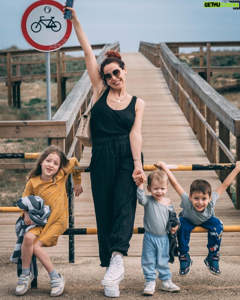 Daniela Martins Instagram - « Je ne suis pas ta copine ! » Petite précision offerte par toutes les mères de France à leurs enfants quand ces derniers prennent un peu trop la confiance 😄 Et pourtant en légende de cette photo j’avais juste envie d’écrire: « mes 3 copains et moi ! » Ambivalence maternelle Bonjours ☀️♥️