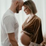 Daniela Martins Instagram - On râle parce qu’on ne nous laisse pas dormir, on râle parce qu’on a besoin de calme, on râle parce que la maison est en désordre, on râle parce qu’il veut trop les bras…. Puis on regarde cette photo et on se dit que plus tard on trouvera les nuits trop longues, la maison trop rangée. Notre dos sera incapable de te porter… Et puis le calme on l’aura mais à quel prix ? 📷 @helinephotography #maternité #papamaman #parentalité #avantapresbabyboy