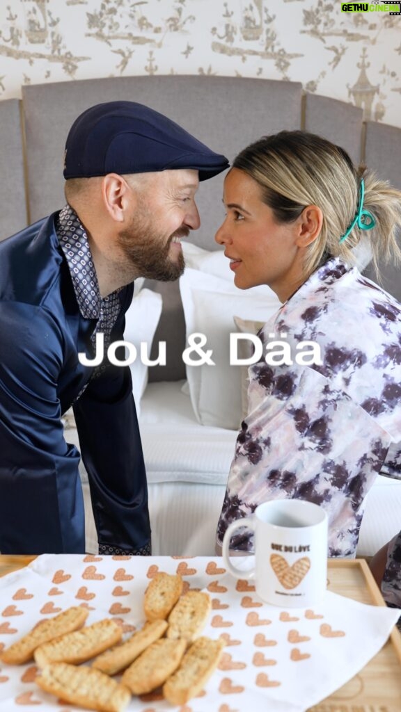 Daniela Martins Instagram - Jou & Däa à l’hôtel 🥰 Craquez à nouveau avec @krisprolls_france Gagnez 2 plateaux repas, 2 mugs, 2 verres à jus, 2 serviettes et 2 paquets de Krisprolls au Froment Sans Sucres Ajoutés. Pour participer : - Likez et commentez Tirage au sort le 17/10/2023 🍀 #CraquezANouveau #KrisprollsFR