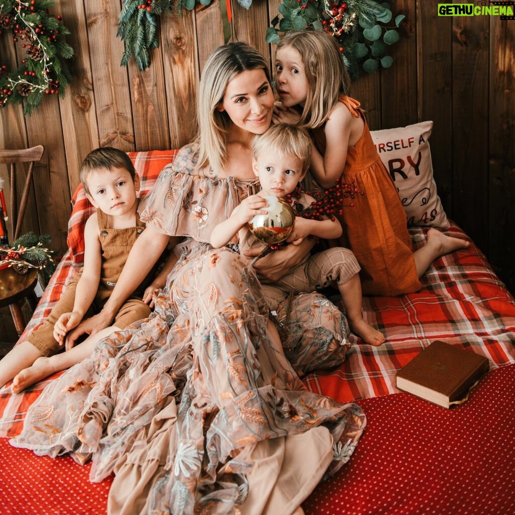 Daniela Martins Instagram - Le métier de Maman c’est un CDI à vie, pas payé, sans formation initiale, sans jours de repos et ça demande une motivation sans failles pour mener à bien sa mission: Faire de son mieux… 📷 @helinephotography