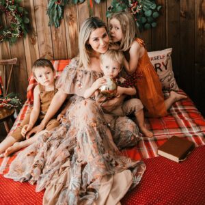 Daniela Martins Instagram - Le métier de Maman c’est un CDI à vie, pas payé, sans formation initiale, sans jours de repos et ça demande une motivation sans failles pour mener à bien sa mission: Faire de son mieux…

📷 @helinephotography