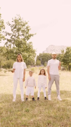 Daniela Martins Instagram - Notre famille se transforme en Stormtroopers 😃
Eléa et Valentin ont adoré découvrir les nouvelles surprises de la Magic Box (4-7 ans) et de la Fun Box (8-11 ans) chez @quick.France 🍔
Depuis le 1er août, 4 fournitures scolaires et 3 accessoires de rentrée Original Stormtrooper sont à collectionner dans les menus enfants ! 🚀✨

#collaborationcommerciale avec @quick.france #mangerbouger #quick #originalstormtrooper #MagicBox #FunBox #rentreescolaire #fournituresscolaires #accessoires #famille #sheppertondesignstudios