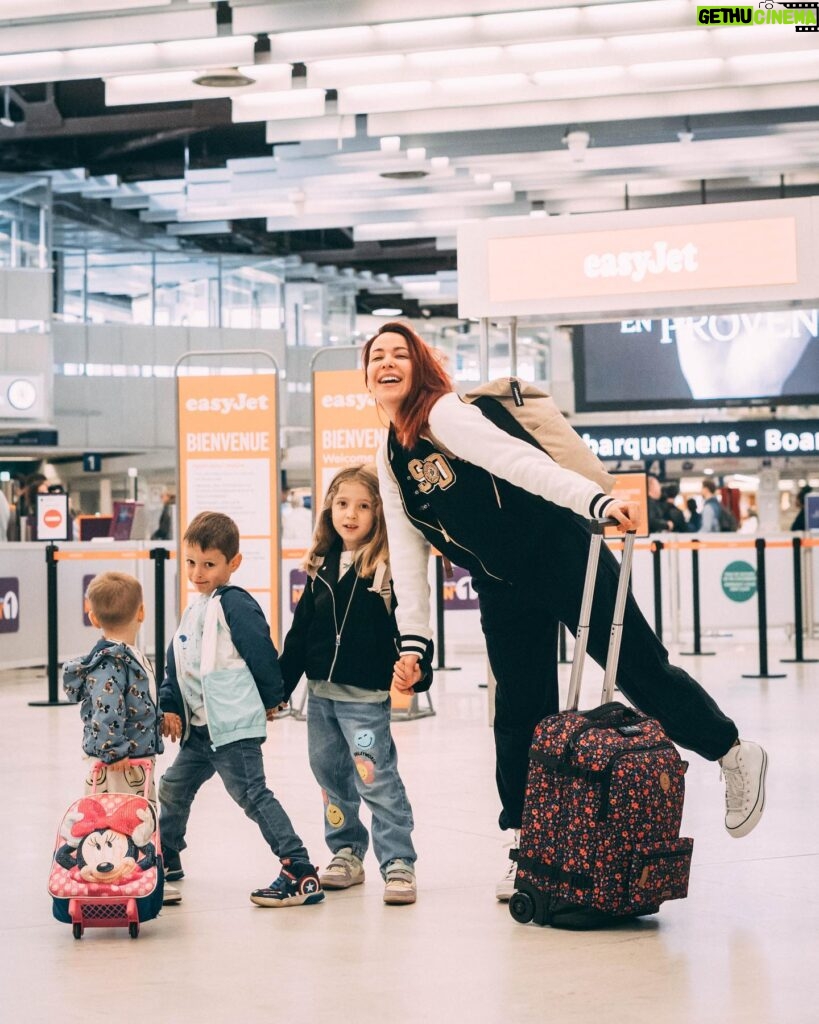 Daniela Martins Instagram - Papa est resté sur Paris pour la fin des travaux. On devait partir en février, mais déjà bloqués par les travaux, cette fois-ci je suis partie avec les petits. Je vais rentrer j’aurais pris 20 ans dans la tronche, mais on va essayer de se créer des souvenirs à vie…🫶🏼 Sur la 2ème photo nous voilà dans notre lieu de vacances. Vous avez trouvé où on est ? 😊