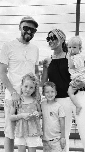 Daniela Martins Instagram - Nos retrouvailles 🥹❤️
À nouveau au complet.

#family #love