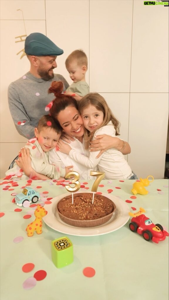 Daniela Martins Instagram - Comment tu te vois dans 10 ans ? Si on m’avait posé cette question il y a dix ans, je n’aurais pas répondu: « mariée et heureuse avec 3 enfants » Et pourtant aujourd’hui j’ai le sentiment d’être exactement là où je devais être. La vie est constamment en mouvement, et elle peut vous réserver de belles surprises. Pas toujours celles que vous avez prévu, mais des belles quand même. Je suis heureuse. Pas tous les jours. Parce que personne n’est heureux toujours, mais si je devais mourir aujourd’hui je partirais heureuse. Et sans regrets. Un an de plus aujourd’hui 🥳 Merci à tous mes amis et famille pour leurs déclarations d’amour depuis hier soir qui m’ont fait pleurer. Et merci à vous ♥️