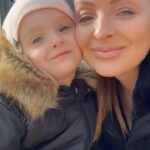 Daniela Nízlová Instagram - Konecne sa zjarnieva a mozeme vybehnut von na preliezky a nadychat sa cerstveho vzduchu🫶🏼 Pre niekoho mozno malickost, ale pre mna su to magicke momenty plne stastia s tymito mojimi laskami🙏🏻❤️