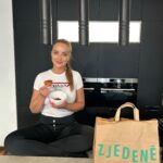Daniela Nízlová Instagram - ‼️SÚŤAŽ v hodnote viac ako 1000€! ‼️ Milí naši kamoši. Vidíte, že @zjedene je s nami už viac ako rok. Teraz by sme radi niekomu z vás dopriali ochutnať a vyskúšať si mesiac s ich stravou a okrem toho skvelý oddych v @residencehotel. Pobyt pre 2 osoby na 2 noci s ranajkami v double roomservis Luxe a vstupom do saunového sveta 😍 Stačí, ked dáte follow na profily @zjedene @residencehotelclub @danielatwiins @hana_stanczova 🫶🏼 V komentari napiste, ake menu si prajte vyhrat(klasik, alergik, vegetarián, vegán) a koho by ste vzali so sebou na pobyt.