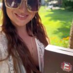 Daniela Nízlová Instagram - Vychutnávam si relax pri bazéne s novým HELL A.I., ktorý vytvorila A.I. umelá inteligencia s HELL ENERGY. Príchuť ovocia v kombinácii s tutti-frutti ma úplne dostala! 😋 @hellenergysk @hellenergy Svoj HELL A.I. si môžeš objednať na www.hellenergystore.sk #hellenergy #spolupraca