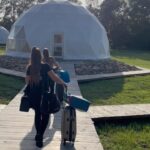 Daniela Nízlová Instagram - Kedze mi prislo kopec sprav, kde sme boli na vylete, tak Vam to sem zhrniem:) @glampingresort.sk sa nachadza pri Prievidzi(Kamenec pod Vtacnikom). Je to oaza pokoja, krasna priroda, zazitkove ubytovanie s vybornymi ranajkami. Pytali ste sa, ci funguju celorocne, odpoved je ano, v stanoch je klimatizacia, ktorou sa da aj prikurovat… Bolo nam fantasticky, urcite sa sem este vratime🫶🏼