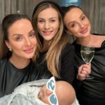 Daniela Nízlová Instagram - 28rokov priatelstva, zoznamili sme sa v spevackej sutazi Hviezdicka, @monikasuchanek spievala Don’t speak a my Lady z cokolady, v Nemecku na Kinderfeste v Drazdanoch Macarenu, kupili sme si tam prve porcelanove babiky do zbierky, pisali sme si listy, neskor studovali na rovnakej vysokej skole a doteraz sme NAJlepsie kamaratky🫶🏼 A stretavame sa konecne ako mamy❤️