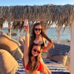 Daniela Nízlová Instagram - Akcia 1 1zdarma! To je taky bezny “vtip”, ked cakas jedno dieta a zrazu odchadzas z porodnice s dvoma ako aj nasa mamka pred niekolkymi rokmi😅😅😅 Ale teraz vazne!!! Na @bloomrobbins.skcz prave prebieha BLACK FRIDAY AKCIA, ked si kupis jeden produkt, druhy sa ti automaticky odpocita v kosiku a mas ho zadarmo! Gumiky sme zacali brat uz koncom leta, kedze na jesen zacinaju vyraznejsie padat vlasy! Odporucila nam ho nasa dlhorocna kamaratka @zuzcvik , za co jej dakujeme, pretoze ucinok nastupil raketovo a za tyzden sme mali po umyvani vo vylevke podstatne menej vypadnutych vlasov!!! A nove stale rastu🙏🏻 #loveisinthehair #bloomrobbins #hair #vlasy #rastvlasov #zdravevlasy #blackfriday