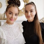 Daniela Nízlová Instagram - Prazdniny su sice na konci, ale pocasie nam viac nez praje a leto este nie je na konci ani nahodou.. Oslav a zahradnych party je neurekom a ked Vam uz dochadzaju napady, co si obliect, v novej kolekcii @orsay , ktora ma priznacny nazov GARDEN PARTY, najdete tipov na outfity viac nez dost. Nam sa este aj podarilo takto zladit!!! Zlavovy kod TWINS25 platí od 29. - 31. 8. - len na kolekciu Garden Party 🎉 #orsaysk #orsay #spolupraca @sona_bacikova_photogallery 📸