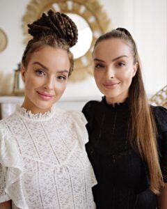 Daniela Nízlová Instagram - Prazdniny su sice na konci, ale pocasie nam viac nez praje a leto este nie je na konci ani nahodou.. Oslav a zahradnych party je neurekom a ked Vam uz dochadzaju napady, co si obliect, v novej kolekcii @orsay , ktora ma priznacny nazov GARDEN PARTY, najdete tipov na outfity viac nez dost. Nam sa este aj podarilo takto zladit!!! Zlavovy kod TWINS25 platí od 29. - 31. 8. - len na kolekciu Garden Party 🎉 #orsaysk #orsay #spolupraca @sona_bacikova_photogallery 📸