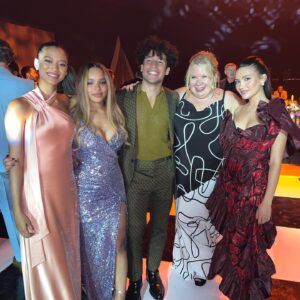Daniela Nieves Instagram - VA babies came together to watch the one n only Julie Plec accept her Hero Award at the Berlanti Heroes Gala. 1.4 million dollars were raised for cancer tn