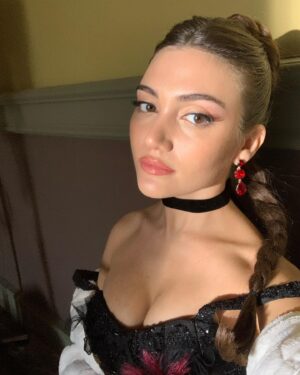 Daniela Nieves Instagram - Two more weeks🫣🫣✨🧛‍♀️ 
 #vampireacademy