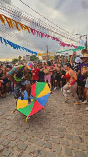 Daniela Paschoal Instagram - não existe festa mais linda do que o Carnaval de Olinda! isso aqui história, é tradição, é raiz, é força e alegria! a magia desse lugar é única e inexplicável. saio daqui toda vez emocionada e de cabeça feita, querendo apresentar o frevo e o maracatu pro mundo inteiroooo! Obrigada de todo meu coração Olinda, até ano que vem!

@laursadobonfim 
@trincadeas 
@t.c.m.johntravolta 
@blocodocimento 
@elefantedeolinda 
@boidamacuca 
@euachoepouco 
@afojubarecife 
@homemdasombrinha 

#carnavalolinda #pernambuco #olinda #carnaval