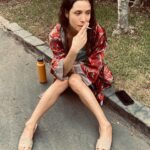 Daniela Ramírez Instagram - Pillada en una pausa, después de una ducha, regando el jardín. Por My Queen @diquiroz y Makeup @laquimaqui ✨ rodaje Zafari 2023, Lima Peru. (Para los con viciosa imaginación, fumo tabaco)