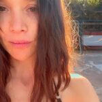 Daniela Ramírez Instagram - Diciembre cuasi febrero. Los giros, los vientos, los grillos , la muerte. Dormir…callarme , mirar a los ojos . Mirar de verdad a los ojos. Cambiar de risa . Cambiar algo. Transformar pensamientos conductas.el corazón . Palomita vuélvete que se te quedo algo. Algo lindo. Lo juro🫀