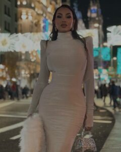 Daniela Santiago Instagram - Last night @vestidasdeazulserie 💙 @atresplayer @sumacontent @atresmediacom . Dress by @antonioacostaofficial Makeup by @mr.davidlopez @yslbeauty Nails by @unoa_unasyestetica @clinicasdiegodeleon 🩵
