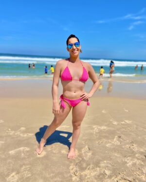 Daniele Hypólito Instagram - Hoje é dia de comemorar minha saúde minha vida 😃🙏🏼😃
Obrigado meu Deus por me permitir viver mais um novo ciclo de vida!!!

👙 @waibeach 
#aniversario #nive #rj #barra #danihypolito #praia #praiou #gata #barradatijuca