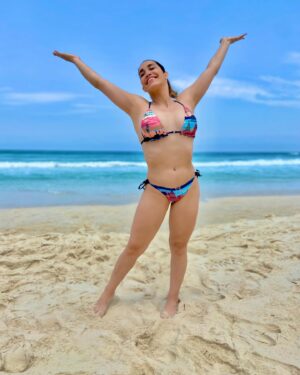 Daniele Hypólito Instagram - A vida poderia ser resumida em dias de mar e sol.

Amo muito e você ?

@oficialbarradatijuca 🌊 
#ela #praia #sol #verão #danyhypolito #rj40graus #barradatijuca #rj