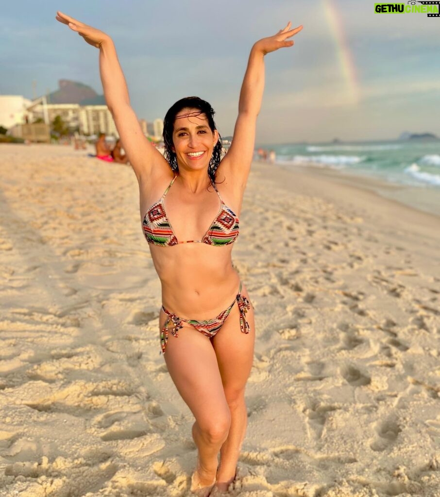 Daniele Hypólito Instagram - Faça da fenix um exemplo quando se ver perdido renasça das cinzas🔥🔥🔥 #ela #praia #verão #danyhypolito #barra #amo