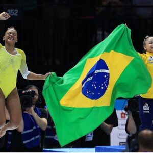 Daniele Hypólito Instagram - Orgulho Mundial Histórico 🔥🇧🇷🔥

Parabéns @rebecarandrade @jade_barbosa @flavialopessaraiva @juju_bsoares @loloo_santos @carolynepedro @franciscogym #iryna @cbginastica @comiteolimpicobrasileiro @flamengo @georgettevidor @timebrasil @timeflamengo 

#brasil #mundial #brasil #danyhypolito #seleção #aquiebrasil #amo #ginastica