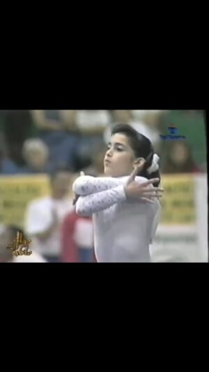 Daniele Hypólito Instagram - Hoje não é dia de #tbt mas OLHA ESSE ALERTA RARIDADE AQUI: Simplesmente Daniele Hypolito aos 1️⃣3️⃣ anos de idade na final de solo do Campeonato Pan-Americano de 1997!!!

Espevitada, a pequena Dani lançou uma série com: Duplo mortal esticado, Tempo   tripla, Dupla pirueta de frente e Dupla pirueta e meia bate mortal. 😧🥵🔥

Diga lá: Espetacular! 

🎥 Lucho’s Gymnastics

#LoteriasCAIXA @loteriascaixaoficial #PreventSenior #Estacio #Neutrox #Vivo #Piracanjuba @preventsenior @newonoficial @neutrox @vivo @oficialpiracanjuba
