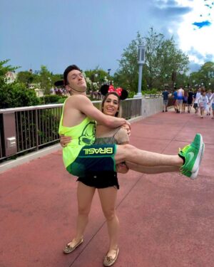 Daniele Hypólito Instagram - Esse é meu irmão caçula @diegohypolito 😂😂😂
Tbt de Hoje 🥰

#viagem #eles #irmaos #danyhypolito #brasil #disney #amo #eua