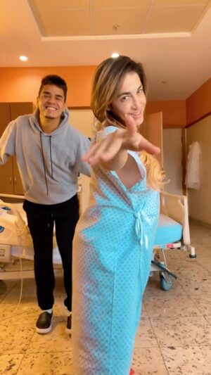 Daniele Hypólito Instagram - Olha quem recebeu alta!

Obrigado por todas orações, obrigado meus Deus 🙏🏼

Obrigado doutor @master.reposicaohormonal doutora @drajanainakopp.orl 
#vitoria #deus #saude #fabiocastro #danyhypolito #alta #challenge #amor #felicidade #paixao