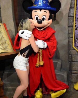 Daniele Hypólito Instagram - Esse é meu irmão caçula @diegohypolito 😂😂😂
Tbt de Hoje 🥰

#viagem #eles #irmaos #danyhypolito #brasil #disney #amo #eua