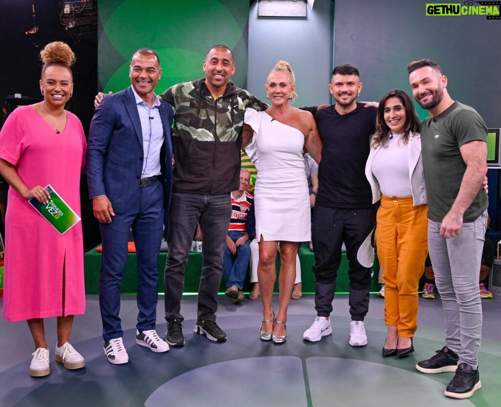 Daniele Hypólito Instagram - Pessoal! Neste domingo estarei no ‘Esporte Espetacular’ revendo a minha estreia no programa, que neste ano completa 50 anos. Foi emocionante poder estar ao lado de grandes nomes do esporte brasileiro no quadro “Primeira Vez no EE”. O convite tá feito... vamos juntos? É neste domingo, a partir das 10h45, todo mundo ligadinho na @tvglobo #esporteespetacular #tvglobo #ginástica #danyhypolito