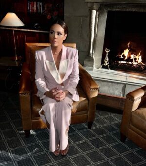 Daniella Alonso Instagram - Tune in tonight for one of the most fun #DYNASTY episodes this season! We were lucky enough to have the incomparable  @robingivens directing and the lovely @daphnezuniga back as Sonya. @arinburke the hardest working costume designer out there thank you for all the beautiful pieces😘