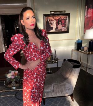 Daniella Alonso Instagram - Tune in tonight for one of the most fun #DYNASTY episodes this season! We were lucky enough to have the incomparable  @robingivens directing and the lovely @daphnezuniga back as Sonya. @arinburke the hardest working costume designer out there thank you for all the beautiful pieces😘