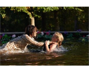 Daniella Alonso Instagram - 🌺It wouldn’t be #DYNASTY without a pond fight! 🌺Tonight on @theCW (Had the most fun with the hilarious @elaine4animals❤️)