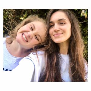 Danielle Macdonald Instagram - HAPPY BIRTHDAY to this passionate, animal loving, bread obsessed goofball ♥️ 
Love you bestieeee

ALSO Merry Christmas to all!
💚🎄♥️