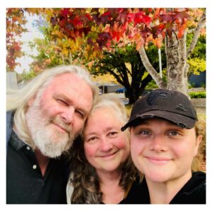 Danielle Macdonald Instagram - Never thought hanging out with parents was uncool. Never will. 💛