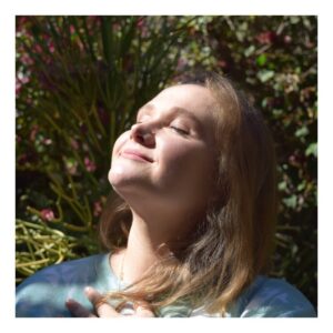 Danielle Macdonald Instagram - Thank you @allure @marielodiandreakos for talking to me about friendship, animal adoption, a cruelty free lifestyle 🌱, social justice issues, sustainability, and all things @iamwomanmovie 

And thank you to my at home photographers 📸:
@4connorhill & @adam_cropper 😊

👚: @campbellandkramer 
& @wholesomeculture 
💍: @oldsoulvintagejewelry

Link in Bio