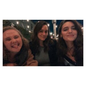 Danielle Macdonald Instagram - HAPPY BIRTHDAY to this passionate, animal loving, bread obsessed goofball ♥️ 
Love you bestieeee

ALSO Merry Christmas to all!
💚🎄♥️