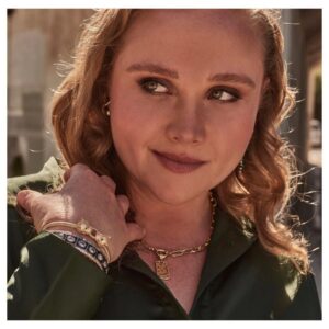 Danielle Macdonald Instagram - Thank you @sundaylifeau 💕

- - - >

📸: @higgsy_photography 
Styling: @gaellepaul 
Hair: @drta___ 
Make up: @courthart1