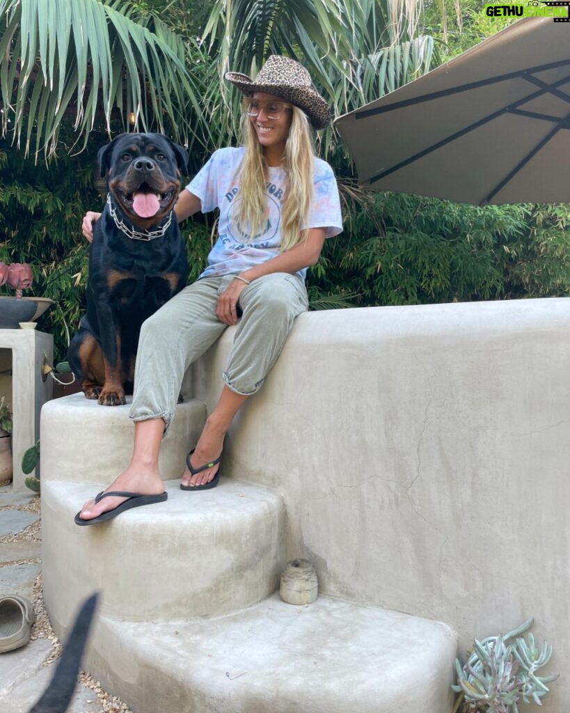 Danielle Mathers Instagram - Yesterday we celebrated this beautiful animALE’s bday!! 🎈 This mujer has added an abundance of amor, adventure, laughter, heart, playfulness, and the feeling of being seen and accepted to mine and Murphy’s life! I couldn’t be more thankful to her parents for creating such a beacon of light and feel 🍀 every day to be able to wake up to this beautiful soul and face a day filled with memories beside my best friend. THANK YOU Ale for being unapologetically you and for inspiring me to stay on track with being my goofy self too!! Te amo por siempre para siempre mi flakita rica❤️‍🔥 HBD from your HBM • • • • #birthdaygirl #hbd #flakita #girls #celebrate #you #and #me #baby #teamo #capricorn #couple #watchout