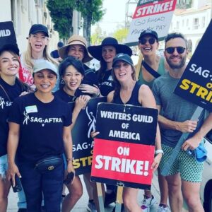 Danielle Nicolet Instagram - #UNIONSTRONG💪🏽 - Grateful to have such a wonderful base of friends to be on the picket lines with! All of @sagaftra & @wgawest are sticking together fighting the good fight!