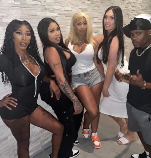 Daniielle Alexis Instagram - It’s a link up at Uncle @rayj @tronixnetwork mansion with the TGC Gworls 🗣️😈😉 @itgirlkayy__ @socalbarbieee_entertainment @fynedimee #TGC #tronixnetwork @thegworlsclubofficial